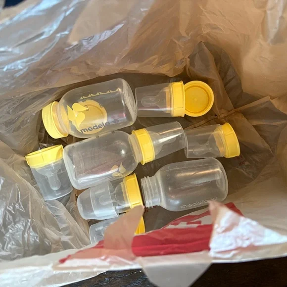 Medela Pump In Style with MaxFlow in White and Yellow - Picture 6 of 6